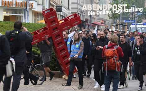 Lustige Bilder: Kreuzigung mit Bierkästen