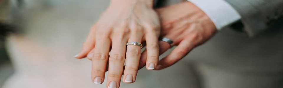 Online heiraten, Kirchlich heiraten, Frau heiratet sich selbst